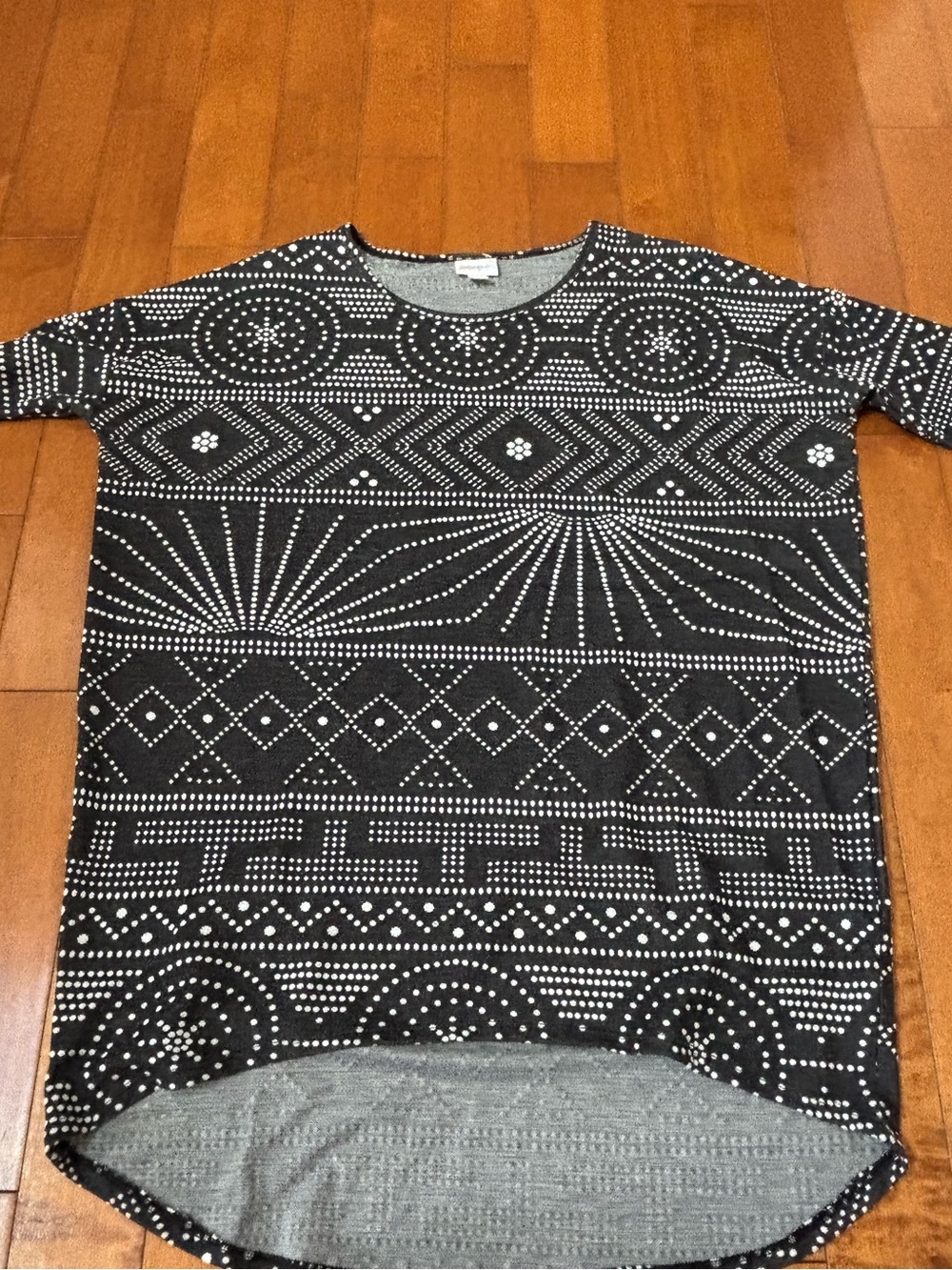 LuLaRoe Gray White Geometric Short-Sleeve Womens XS Shirt Tunic Gray